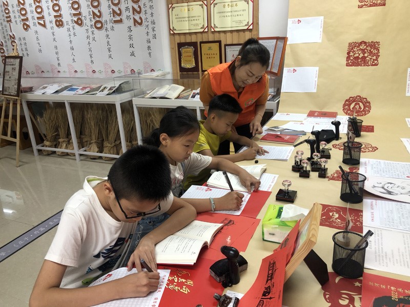 孩子們在沈陽市沈河區(qū)山東堡社區(qū)“幸福教育坊”學(xué)習(xí)。山東堡社區(qū)供圖