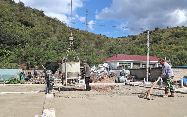建昌縣八家子鎮(zhèn)前石門子村，村民家中的地面正在進(jìn)行平整。田嘉 攝