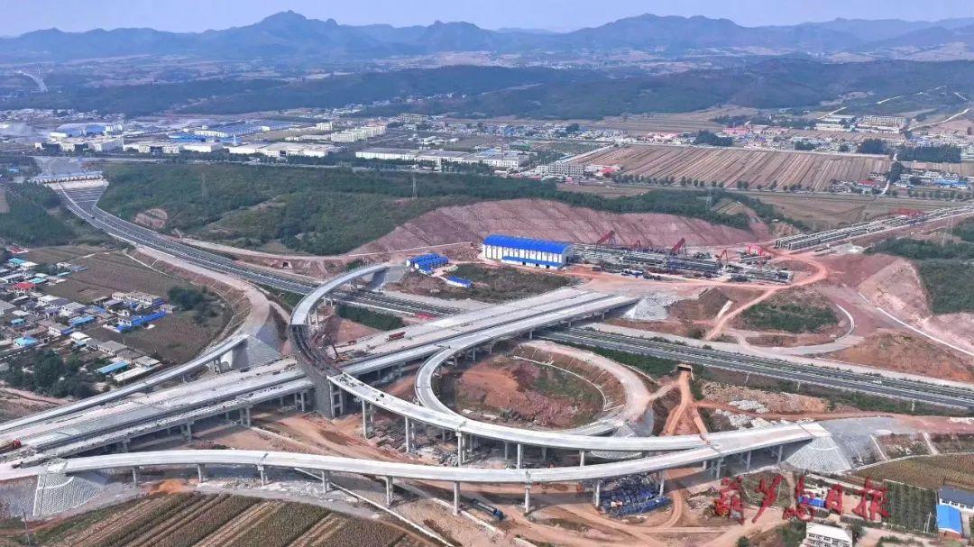 凌綏高速建昌樞紐互通工程施工現(xiàn)場(chǎng)。田嘉 攝