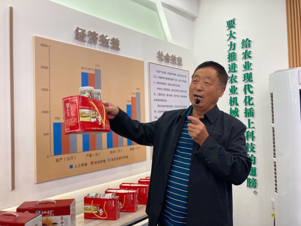 趙玉國在介紹合作社的產(chǎn)品。人民網(wǎng)記者 孝媛攝