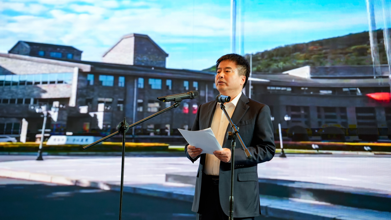 大連市委常委、宣傳部部長郭鐵鈞作城市推介。遼寧省委網(wǎng)信辦供圖