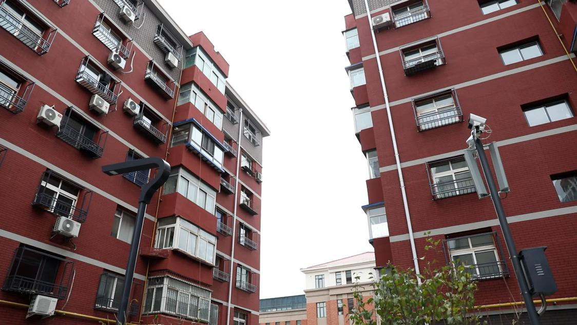 久安社區(qū)的樓體外墻換上了新保溫層。大東區(qū)委宣傳部供圖