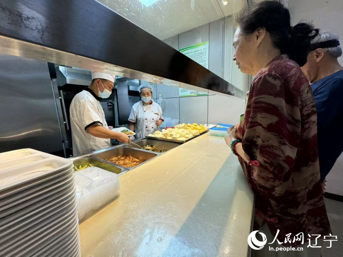牡丹社區(qū)的養(yǎng)老服務(wù)中心每天有300余人次就餐。人民網(wǎng)記者 湯龍攝