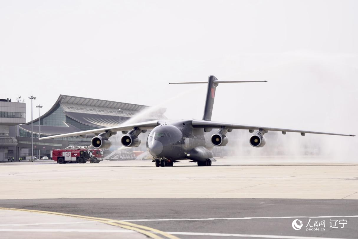 沈陽桃仙國際機場以“過水門”最高禮遇迎接英烈回家。人民網(wǎng)記者 邱宇哲攝