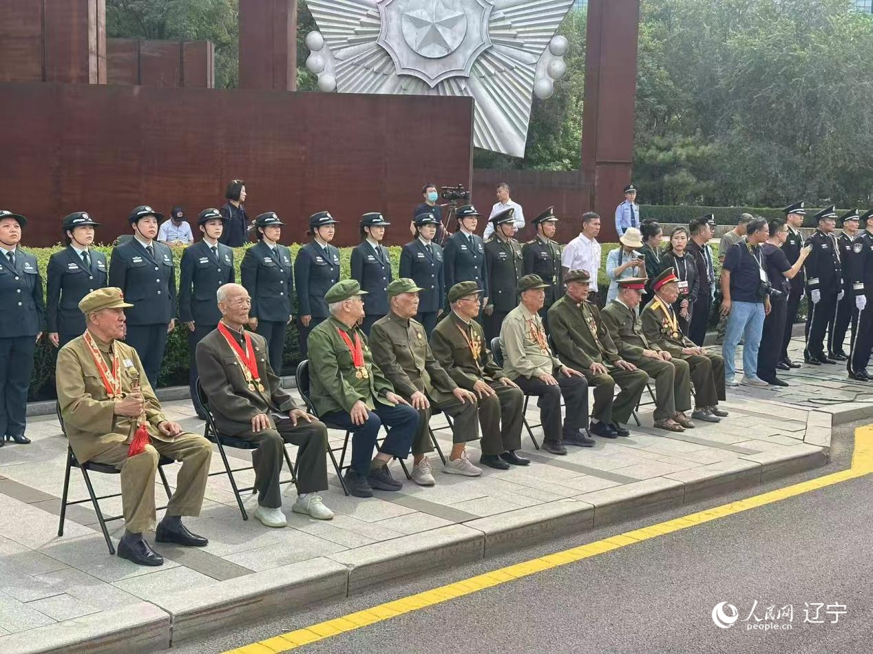 沈陽抗美援朝烈士陵園門前，志愿軍老戰(zhàn)士等候戰(zhàn)友的歸隊。人民網(wǎng)記者 周頌雪攝