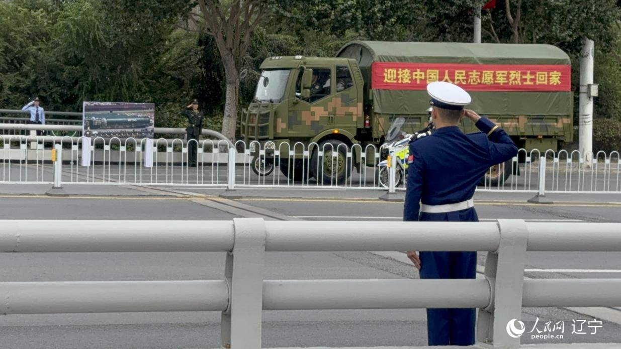 沈陽市渾河橋東側(cè)，擺放著東風(fēng)—5C導(dǎo)彈的受閱照片。人民網(wǎng)記者 湯龍攝