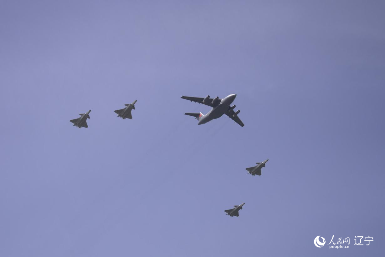 執(zhí)行第十二批在韓中國人民志愿軍烈士遺骸轉(zhuǎn)運任務(wù)的運-20進(jìn)入中國領(lǐng)空后，首次采用“五機編隊”的方式，由4架殲-20伴飛護(hù)航，與往年相比護(hù)航規(guī)格更高。人民網(wǎng)記者 邱宇哲攝