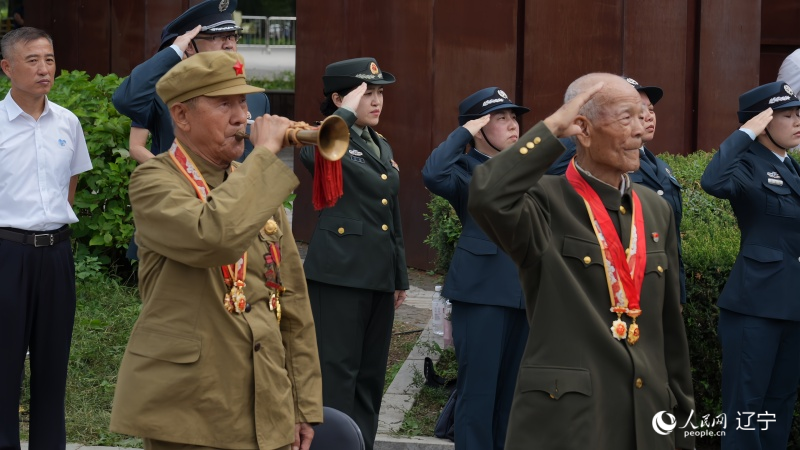 志愿軍老戰(zhàn)士南啟祥再次為戰(zhàn)友吹響了沖鋒號。人民網(wǎng)記者 周頌雪攝